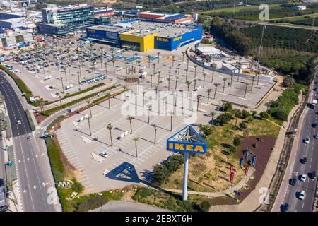 IKEA méga magasin et logo classique sur un grand sondage, image aérienne. Banque D'Images