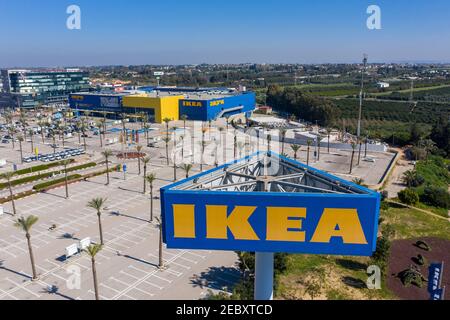 IKEA méga magasin et logo classique sur un grand sondage, image aérienne. Banque D'Images