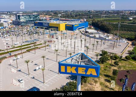 IKEA méga magasin et logo classique sur un grand sondage, image aérienne. Banque D'Images