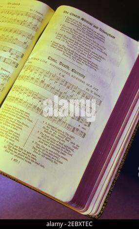 UNE PAGE D'UN LIVRE D'HYMNE PRÉCOCE (HYMAN OU HYMNARY) UNE COLLECTION DE CHANSONS CONGRÉGATIONALES. Banque D'Images