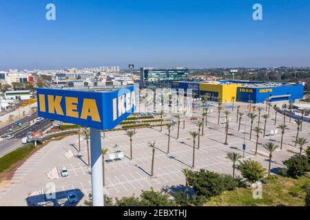 IKEA méga magasin et logo classique sur un grand sondage, image aérienne. Banque D'Images