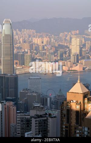 Vue imprenable sur Hong Kong depuis le sommet de Victoria. Vue classique vers Kowloon avec les gratte-ciels et les bateaux. Banque D'Images