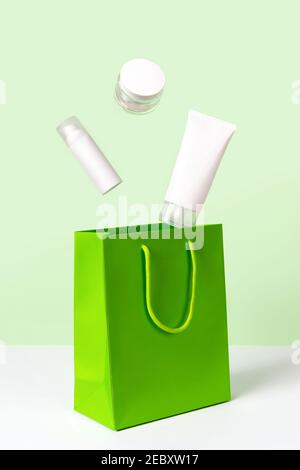 Mise en page créative avec produits de beauté et sac en papier vert Banque D'Images