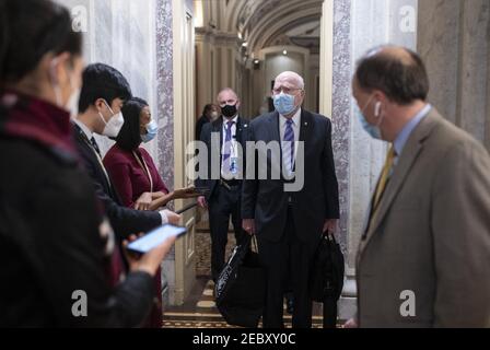 Washington, États-Unis. 12 février 2021. Le sénateur Patrick Leahy, D-Vt., parle avec des reporters alors qu'il quitte le Capitole après la séance du procès de destitution au Sénat le vendredi 12 février 2021 à Washington, DC, Etats-Unis. Photo de Bill Clark/Pool/ABACAPRESS.COM crédit: Abaca Press/Alay Live News Banque D'Images