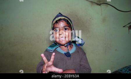 08 février 2021 - Khatoo, Jaipur, Inde. Joyeux petit enfant portant un chapeau sur la tête et souriant à l'appareil photo. Petit enfant montrant des dents blanches. Banque D'Images