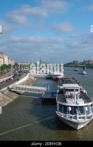 Des croiseurs bordent les quais du Danube, du côté Pest de Budapest, en Hongrie. Banque D'Images