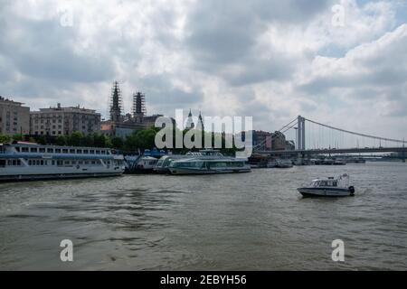 Des croiseurs bordent les quais du Danube, du côté Pest de Budapest, en Hongrie. Banque D'Images