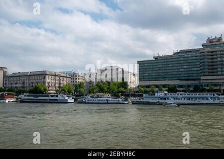 Des croiseurs bordent les quais du Danube, du côté Pest de Budapest, en Hongrie. Banque D'Images