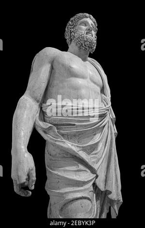 Statue en marbre du dieu grec Zeus isolé sur fond noir. Sculpture antique de l'homme avec la barbe Banque D'Images