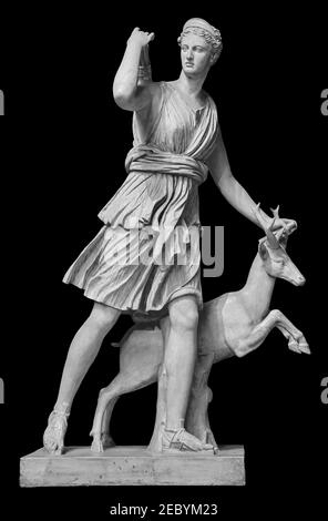 Sculpture ancienne Diana Artemis. Déesse de la lune, faune, nature et chasse. Statuette classique en marbre blanc isolée sur fond noir Banque D'Images