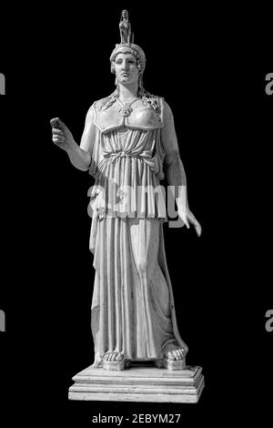Ancienne statue grecque romaine de la déesse Athéna dieu de la sagesse et des arts sculpture historique isolée sur noir. Femme de marbre en sculpture sur casque Banque D'Images