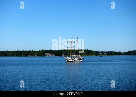 Un grand voilier brigantine motors north sur Goose Grec, Caroline du Nord. Banque D'Images