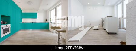 Nouvelle cuisine avant et après rénovation - cuisine blanche Banque D'Images