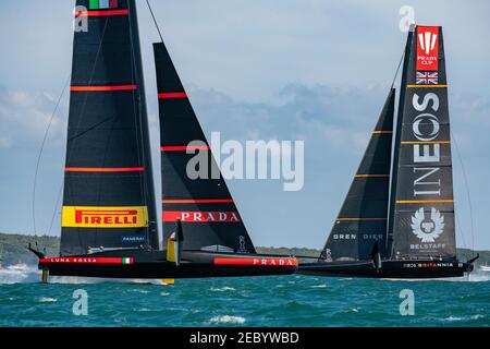 Auckland, Nouvelle-Zélande. 13 février 2021. Prada Cup finals.Auckland, Nouvelle-Zélande. 13 février 2021. Prada Cup semi-finales.Luna Rossa Prada Pirelli Team dirigée contre INEOS Team UK chases dans la deuxième course. Le premier jour de course des finales de la coupe Prada. Credit Chris Cameron / Alamy Live News. Banque D'Images