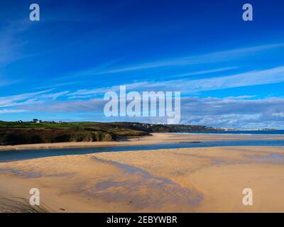 L'estuaire de Hayle, Cornwall. Riviere Sands à l'embouchure de l'estuaire, avec St Ives au loin. Banque D'Images