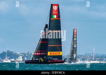 Auckland, Nouvelle-Zélande. 13 février 2021. Prada Cup finals.Auckland, Nouvelle-Zélande. 13 février 2021. Prada Cup semi-finales.Luna Rossa Prada Pirelli Team dirigée contre INEOS Team UK chases dans la deuxième course. Le premier jour de course des finales de la coupe Prada. Credit Chris Cameron / Alamy Live News. Banque D'Images