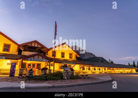 Gare de Banff en soirée d'été. Parc national Banff, Rocheuses canadiennes. Banff, Alberta, Canada. Banque D'Images