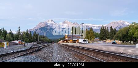 Gare de Banff en soirée d'été. Parc national Banff, Rocheuses canadiennes. Banff, Alberta, Canada. Banque D'Images