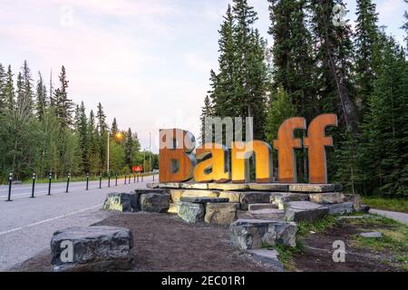 Banff Town Sign dans la soirée d'été. Parc national Banff, Rocheuses canadiennes. Banff, Alberta, Canada. Banque D'Images