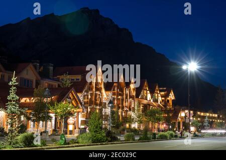 Vue sur la rue de Banff Avenue la nuit. Parc national Banff, Rocheuses canadiennes. Alberta, Canada. Banque D'Images