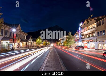 Vue sur la rue de Banff Avenue la nuit. Parc national Banff, Rocheuses canadiennes. Alberta, Canada. Banque D'Images