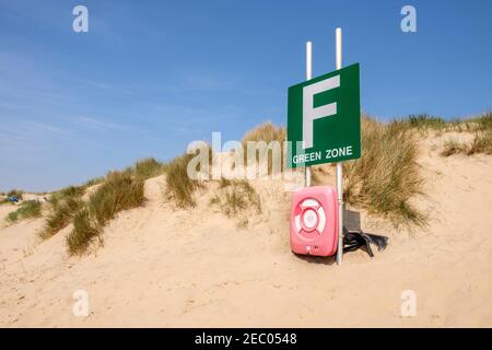 Plage zone zonée avec ceinture de vie dans les dunes de sable au bord de la mer à Camber Sands, Sussex, Angleterre, GB, Royaume-Uni Banque D'Images