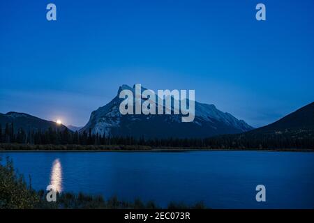 Lever de lune aux lacs Vermilion dans la nuit d'été. Parc national Banff, Rocheuses canadiennes, Alberta, Canada. Pleine lune lumineuse sur le Mont Rundle Banque D'Images