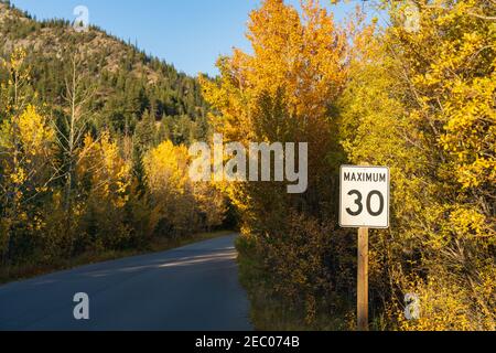 Signe de limite de vitesse maximale de 30 km sur la route des lacs Vermilion en automne saison des feuillages jour ensoleillé. Sentier de l'héritage de Banff, parc national Banff, Rocheuses canadiennes, Banque D'Images