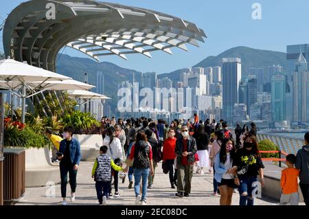 La foule du nouvel an chinois se trouve sur l'avenue des étoiles, à la promenade Tsim Sha Tsui de Kowloon, à Hong Kong Banque D'Images