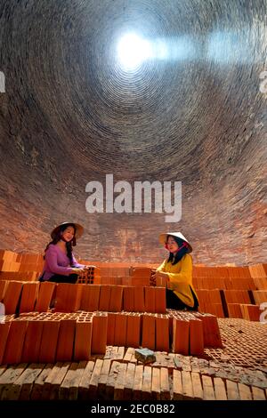 Ville de SADEC, province de Dong Thap, Vietnam - 6 février 2021 : intérieur d'un four traditionnel en brique (four en brique) à Sadec, province de Dong Thap, Vietnam Banque D'Images