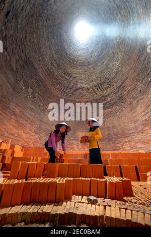 Ville de SADEC, province de Dong Thap, Vietnam - 6 février 2021 : intérieur d'un four traditionnel en brique (four en brique) à Sadec, province de Dong Thap, Vietnam Banque D'Images