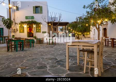 Folegandros, Grèce - 24 septembre 2020 : tables et chaises sur la petite place de Chora sur Folegandros is Banque D'Images