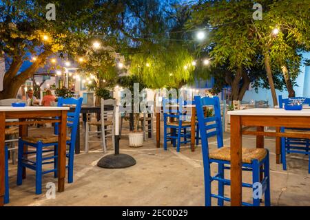 Folegandros, Grèce - 24 septembre 2020 : tables et chaises à la place Chora sur Folegandros is Banque D'Images