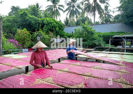 CAN Tho City, Viet Nam-7 février 2021: Images des étapes du revêtement de gâteau de riz et séchage au soleil pour faire des nouilles célèbres dans CAN Tho City, VN Banque D'Images