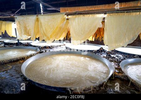 Village de tofu dans la commune de My Hoa, province de Vinh long, Viet Nam - 7 février 2021 : usine de tofu dans la commune de My Hoa, province de Vinh long, Vietnam Banque D'Images