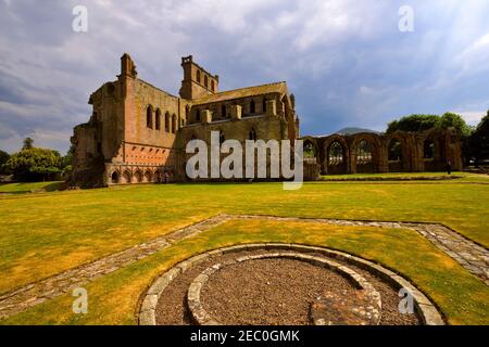 Ruines de l'abbaye de Melrose, Écosse. L'abbaye de Melrose a été établie au XIIe siècle par des moines cisterciens de Rievaulx dans le Yorkshire. Banque D'Images