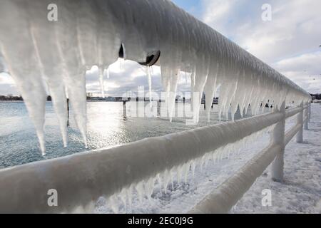 Gefrorenes Meerwasser ist an der Mole vom Leuchtturm Travemünde in Lübeck-Travemünde zu sehen. Banque D'Images