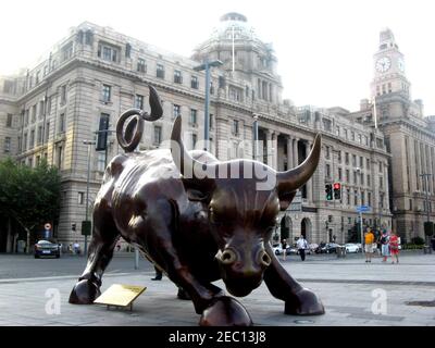 Pékin, Chine. 29 juillet 2011. Photo du fichier prise le 29 juillet 2011 montre la statue de taureau de charge au Bund dans l'est de la Chine à Shanghai. Le zodiaque chinois est représenté par 12 animaux pour enregistrer les années lunaires et refléter les attributs des gens. L'année 2021 est l'année de l'Ox selon le zodiaque chinois. Credit: Yan Daming/Xinhua/Alay Live News Banque D'Images