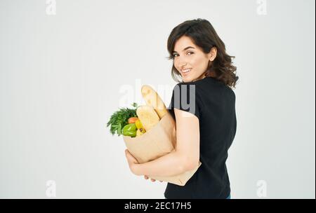 Femme avec un paquet de nourriture saine alimentation shopping à la maison stocker Banque D'Images