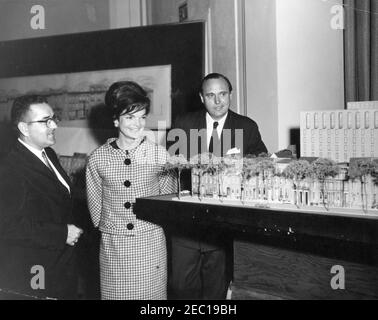 La première dame Jacqueline Kennedy (JBK) participe au dévoilement des plans de reconstruction de Lafayette Square. La première dame Jacqueline Kennedy assiste à un aperçu des plans historiques de préservation et de réaménagement de Lafayette Square, Washington, D.C. Mme Kennedy, Administrateur de l'Administration des services généraux (GSA), Bernard L. Boutin (à gauche), Et architecte du réaménagement de la place Lafayette, John Carl Warnecke (au centre), voir un modèle à l'échelle de la place Lafayette. GSA Building Auditorium, Washington, D.C. Banque D'Images