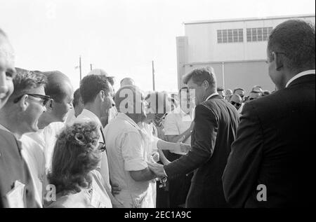 Visite d'inspection des installations de la NASA : Cape Canaveral Florida, 14:31. Le président John F. Kennedy accueille les travailleurs de la station de la Force aérienne de Cape Canaveral, à Cape Canaveral, en Floride, après une visite des installations de Hangar S. le président Kennedy a visité Cape Canaveral dans le cadre d'une visite d'inspection de deux jours des installations de la National Aeronautics and Space Administration (NASA). Banque D'Images