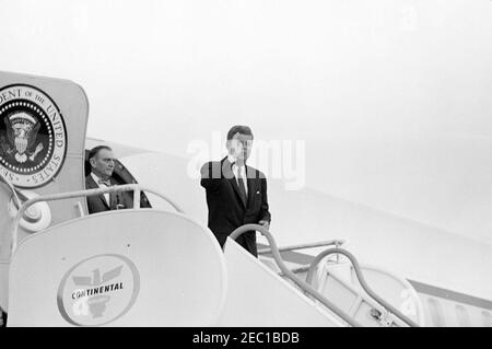 Visite d'inspection des installations de la NASA : Houston, Texas, arrivée, 6:15. Le président John F. Kennedy fait des vagues depuis les escaliers de la Force aérienne une à son arrivée à l'aéroport international de Houston, Houston, Texas; le représentant Albert Thomas (Texas) se tient à la porte de l'avion. Le président Kennedy s'est rendu à Houston dans le cadre d'une visite d'inspection de deux jours des installations de terrain de la National Aeronautics and Space Administration (NASA). Banque D'Images