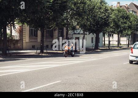 Strasbourg, France - 29 juillet 2017 : motocycliste sur la moto sportive orange Kawasaki conduisant rapidement sur la rue française Banque D'Images