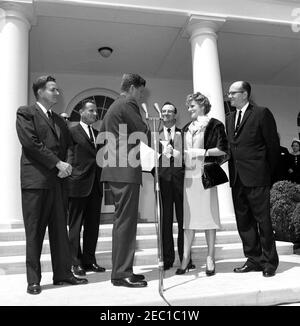 Remise du Prix national de l'enseignant de l'année à Marjorie L. French de Topeka, Kansas, 11 h 55. Le président John F. Kennedy tremble la main avec Marjorie L. French, de Topeka, Kansas, lorsqu'il lui remet le Prix national de l'enseignant de l'année (parrainé par le Conseil des directeurs d'école en chef de l'État, le Bureau de l'éducation des États-Unis et LOOK Magazine). De gauche à droite : le commissaire à l'éducation, le Dr Sterling M. McMurrin; le vice-président et rédacteur en chef de LOOK Magazine, William B. Arthur; le président Kennedy; le mari de Mme Frenchu2019s, Freeman G. French; Mme French; le secrétaire exécutif o Banque D'Images