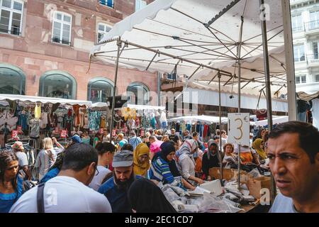 Strasbourg, France - 29 juillet 2017 : une grande foule de personnes marchant dans la rue de Strasbourg lors de la Grande Braderie - foire de rue événement de vente annuel - vêtements et objets divers en vente Banque D'Images