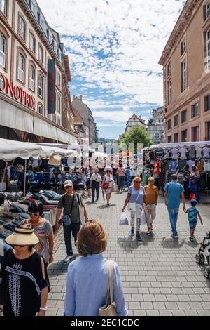 Strasbourg, France - 29 juillet 2017 : une grande foule de personnes marchant dans la rue de Strasbourg lors de la Grande Braderie - événement de vente annuelle de la foire de rue - vêtements et objets divers en vente près du magasin Monoprix Banque D'Images