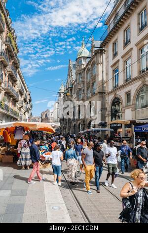 Strasbourg, France - 29 juillet 2017 : une grande foule de personnes marchant sur la ligne de tramway de la rue Strasbourg pendant la Grande Braderie - événement de vente annuel de la foire de rue - vêtements et objets divers en vente Banque D'Images