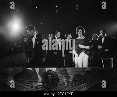 Deuxième Salute inaugurale au dîner du Président, 7:30. Le Président John F. Kennedy (à gauche) et la première Dame Jacqueline Kennedy (à droite) assistent à la deuxième salutation inaugurale du Président, commémorant le deuxième anniversaire de l'inauguration du Président Kennedyu0027s. Bedford S. Wynne, président de l'événement (en profil), est à droite du président; le vice-président Lyndon B. Johnson et Lady Bird Johnson (pour la plupart cachées) sont derrière M. Wynne. La première dame se trouve à droite et est présidente du Comité national démocratique (DNC), John M. Bailey; Maureen Hayes Mansfield, épouse du sénateur Mike Mansfie Banque D'Images