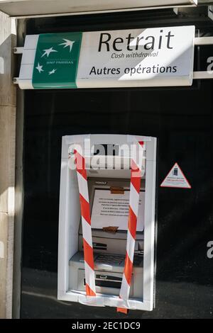 Strasbourg, France - 29 juillet 2017 : condamnation de la fermeture de la machine à billets BNP Paribas ATM avec une bande de protection et une page de publicité blanche en raison d'un dysfonctionnement Banque D'Images