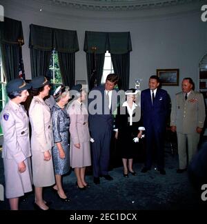 Visite des représentants du corps d'armée des Womenu0027s à propos du 20e anniversaire, Bureau ovale, 11:45. Le Président John F. Kennedy visite des représentants du corps d'armée de Womenu2019s (WAC) à propos du 20e anniversaire de la célébration du corpsu2019. De gauche à droite : directeur désigné du WAC, lieutenant-colonel Emily C. Gorman; ancien directeur du WAC, colonel Irene O. Galloway; ancien directeur du WAC, colonel Westray Battle Leslie; directeur du WAC, colonel Mary Louise Milligan Rasmuson; président Kennedy; ancien directeur du WAC, colonel Mary Hallaren; Secrétaire de l'Armée de terre, Elvis J. Stahr, Jr.; Chef de S Banque D'Images